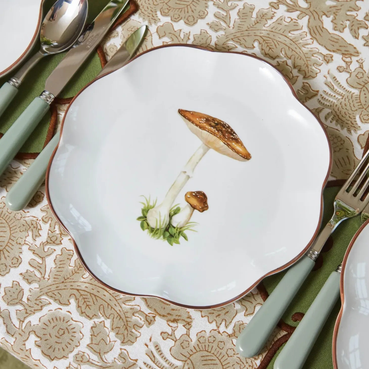 Scalloped Mushroom Starter Plate (Brown)
