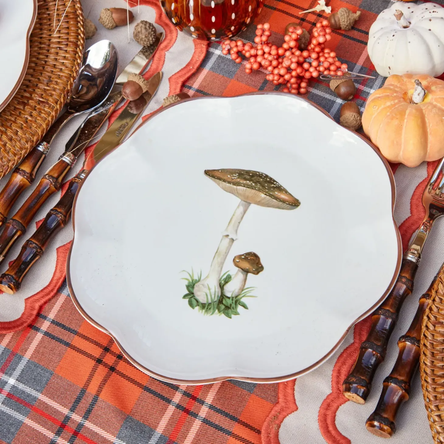 Scalloped Mushroom Starter Plate (Brown)