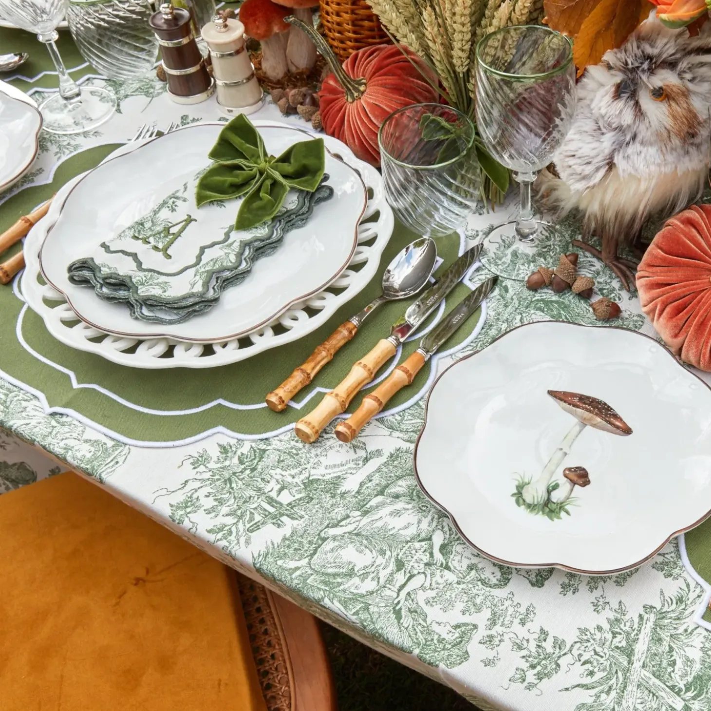 Scalloped Mushroom Starter Plate (Brown)